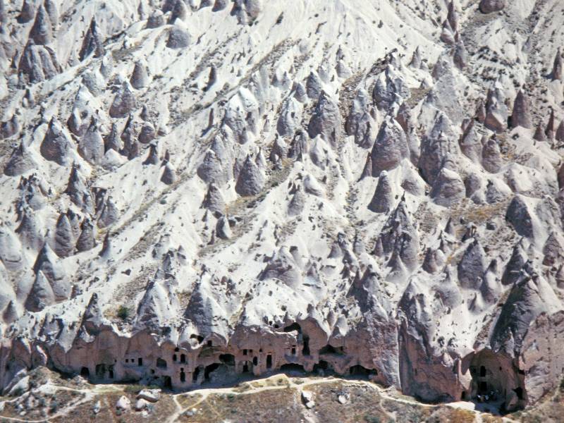 Zelve vom Tafelberg 'Aktepe' aus gesehen. Zelve vom Tafelberg 'Aktepe' aus gesehen.